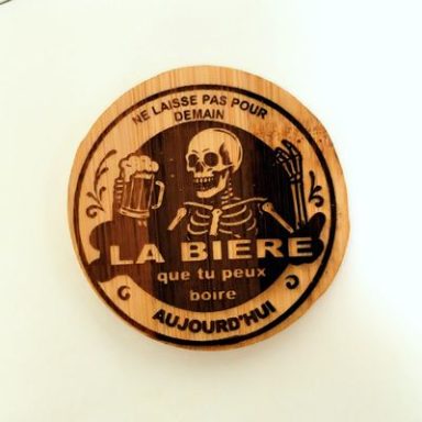Décapsuleur en bois aimanté, gravé, squelette et bière